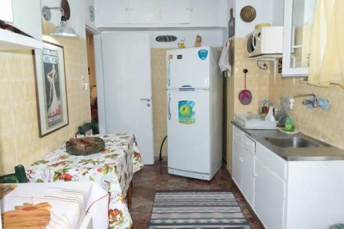 Sunny Vintage Athenian Apartment!!