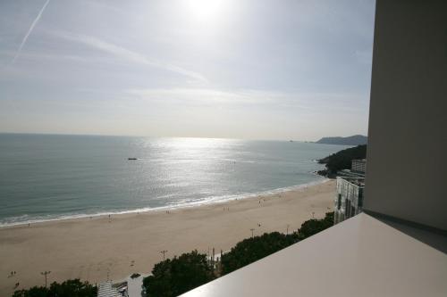 uma vista para a praia e para o oceano a partir de um edifício em Toyoko Inn Busan Haeundae 2 em Busan
