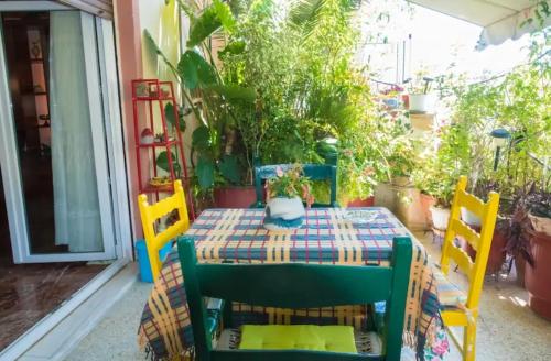 Sunny Vintage Athenian Apartment!!