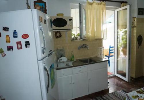 Sunny Vintage Athenian Apartment!!