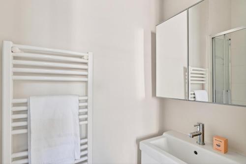 Spacious 2BR flat with balcony - historic center
