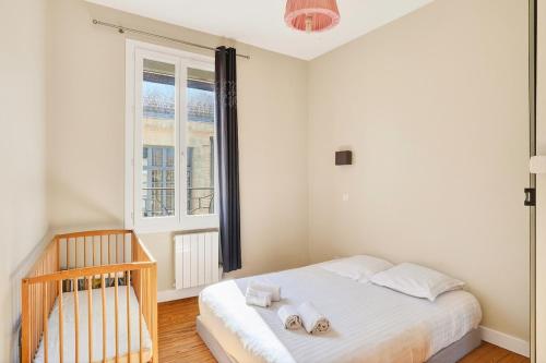 Spacious 2BR flat with balcony - historic center