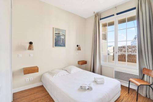 Spacious 2BR flat with balcony - historic center
