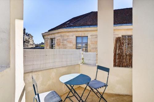 Spacious 2BR flat with balcony - historic center