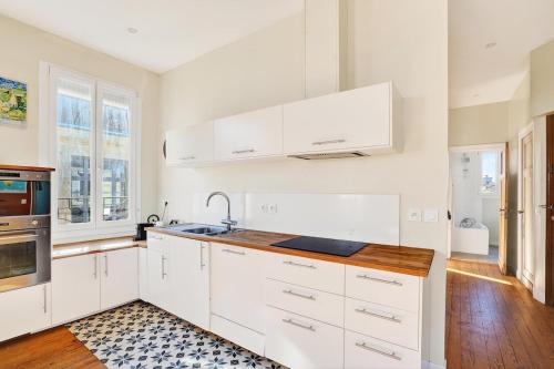 Spacious 2BR flat with balcony - historic center