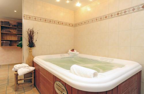 Habitación con baño con bañera grande. en Hotel Villa Gropius en Timmendorfer Strand