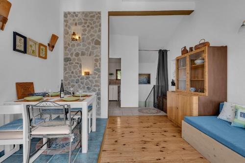 Authentic Hideaway by Riva with Free Parking