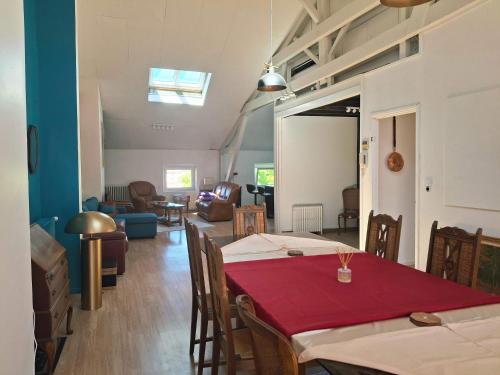 Bright loft near court 2 BR and table for 10