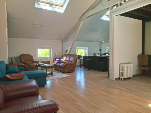 Bright loft near court 2 BR and table for 10