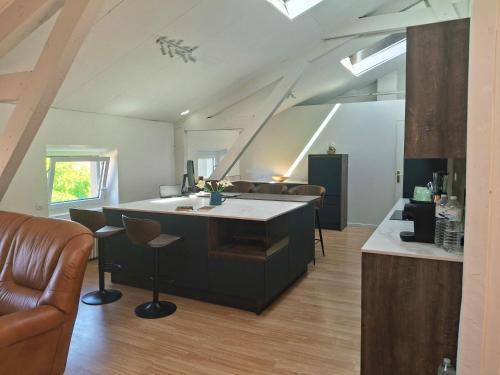Bright loft near court 2 BR and table for 10