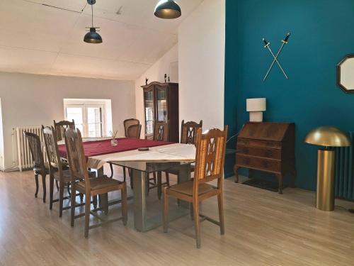 Bright loft near court 2 BR and table for 10