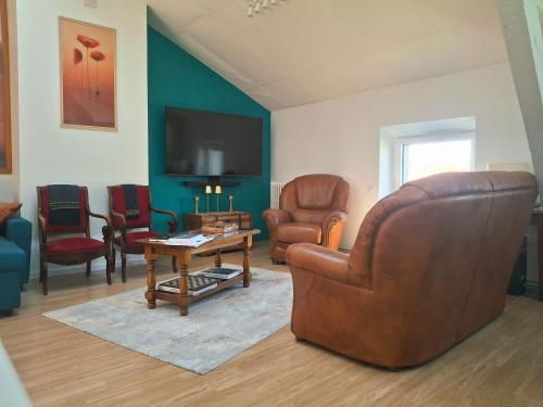 Bright loft near court 2 BR and table for 10
