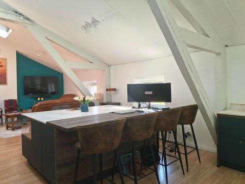 Bright loft near court 2 BR and table for 10
