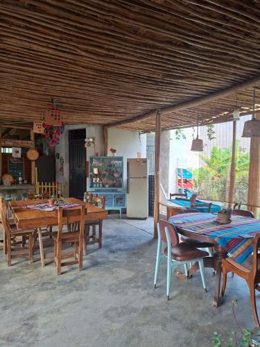 a kitchen and dining room with a table and chairs at Ecoalbergue Retablos Perú Habitación YING YANG in Lunahuaná