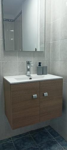 ein Badezimmer mit Waschbecken und Spiegel in der Unterkunft Lemon Suites in Mytilini