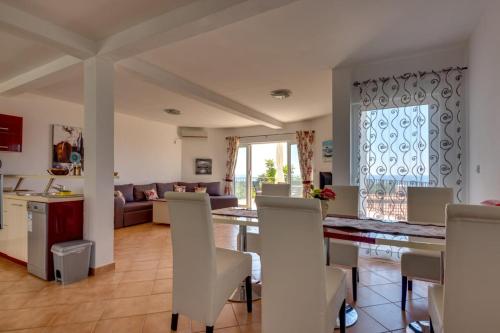 a living room with a couch and a table and chairs at Ferienhaus Sun & Sea in Utjeha