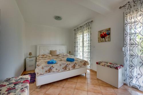 a bedroom with a bed with blue towels on it at Ferienhaus Sun & Sea in Utjeha