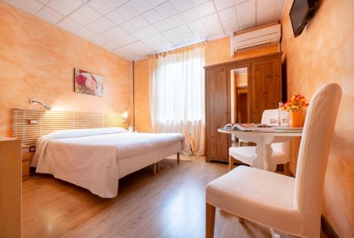 a bedroom with a bed and a table and a table at Villa Ferrari, Le Betulle in San Maurizio dʼOpaglio