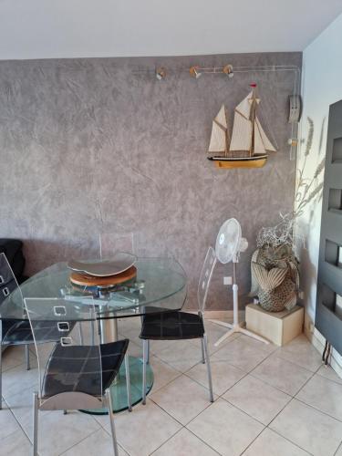 Hébergements LYAEL - Marina lumineuse avec ponton privé à Port Camargue