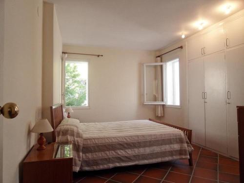 ラメトリャ・デ・マールにあるCalafate 4のベッドルーム(ベッド1台、窓付)