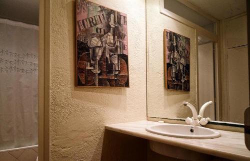 ラメトリャ・デ・マールにあるCalafate 4のバスルーム(洗面台、鏡付)