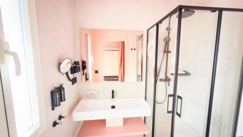 a bathroom with a sink and a shower at On Pink Motel in Matalascañas