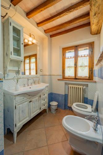 a bathroom with a sink and a toilet at Poggio del Raglio in Trequanda