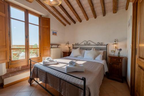 a bedroom with a large bed with towels on it at Poggio del Raglio in Trequanda