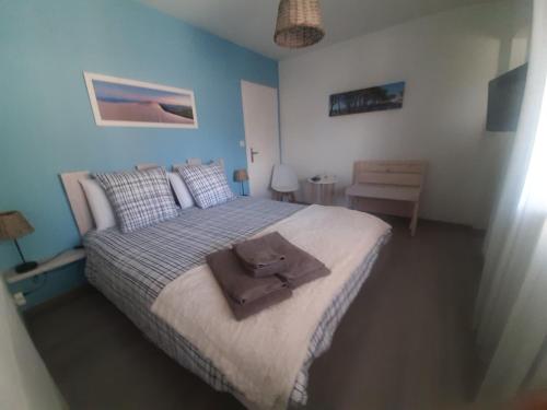 a bedroom with a bed with a towel on it at Chambre d'hôtes les Iris à Mios sur le Bassin d'Arcachon in Mios