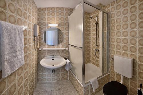 a bathroom with a sink and a shower at BLACKCOMs Erika in Goslar