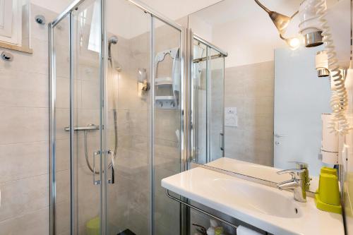 a bathroom with a shower and a sink at Residence La Mignon Terrazza in Torri del Benaco