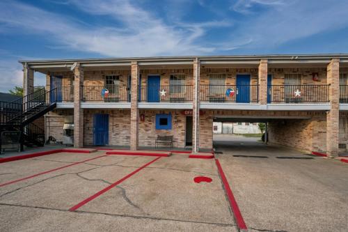 an empty parking lot in front of a building at Golden Motel Near Houston Medical Center in Houston