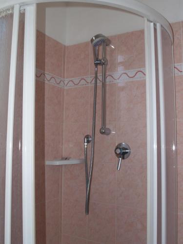 eine Dusche mit Duschkopf im Badezimmer in der Unterkunft Hotel Acquazzurra in Rimini