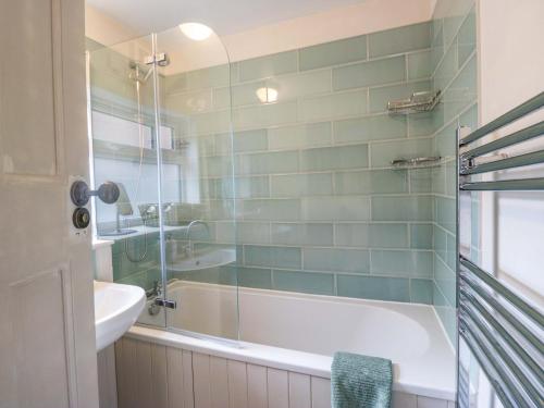 a bathroom with a bath tub and a sink at Dakota in Holmrook