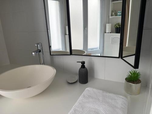Central Paris - Quiet Apartment in Le Marais, AC and Metro