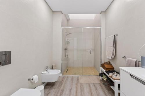 a bathroom with a shower and a toilet and a sink at Apartamento Cabine by Algarve Holidays in Quarteira