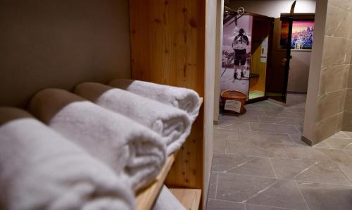 a room with four beds with towels on them at Pension Sonnenhof in Maranza