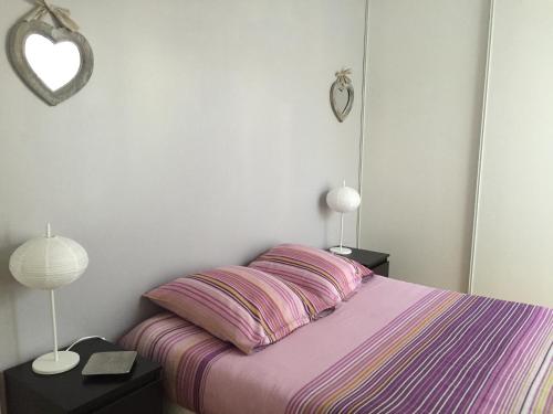 セリにあるJardin&Terrasse Disneyland Parisのベッドルーム(紫色のベッド、ランプ2つ付)