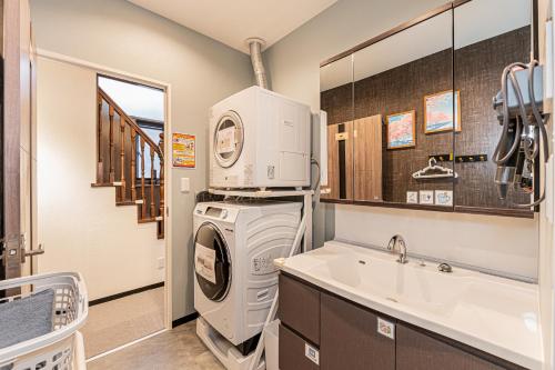 4 Min Walk to JR Sobu Line Free Private Gas Dryer 52sqm Apartment Sleeps 5 13 Min Direct to Tokyo Station Easy Access to Shinjuku Asakusa Kamakura Enoshima Tokyo Dome Direct Train to Narita Airport Near Shibuya Ueno Oshiage Skytree