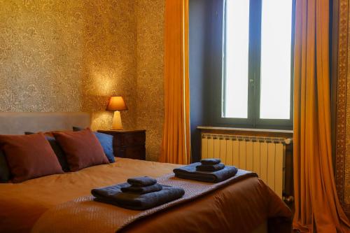 ein Schlafzimmer mit einem Bett, auf dem zwei Handtücher liegen in der Unterkunft Sonic Alchemy Studio BnB in Castel Focognano