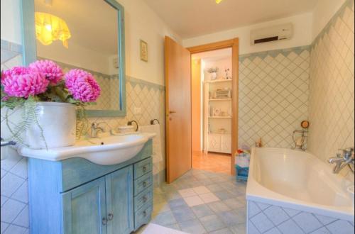 a bathroom with a sink and a bath tub and a sink at Villa Privata con Giardino e Piscina in Trivio