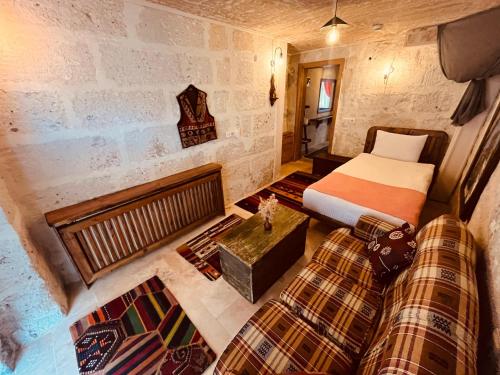 a bedroom with a bed and a couch in a room at Cherrykonak cappadocia in Uçhisar
