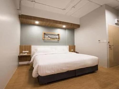 a bedroom with a large white bed in a room at Shade House - Bitec Bangna in Bangkok