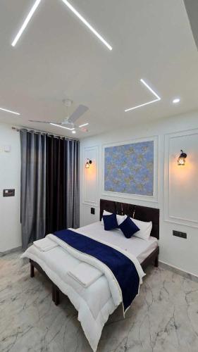 a large bedroom with a large bed with blue pillows at Velley inn hotel & resort in Barkot
