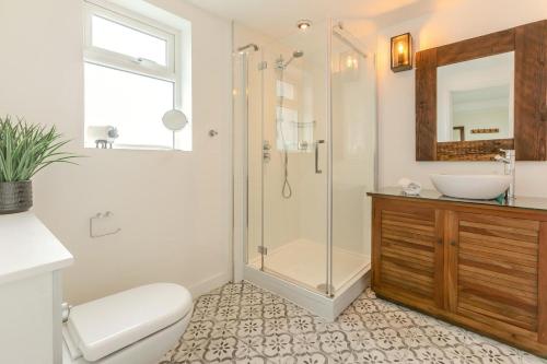 a bathroom with a shower and a toilet and a sink at 6 Bed in Mortehoe oc-hillcr in Mortehoe