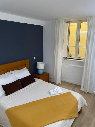 Spacious Apt Steps from Bica Elevator for Families & Friends