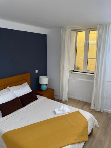 Spacious Apt Steps from Bica Elevator for Families & Friends