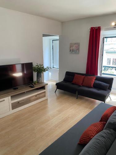 Spacious Apt Steps from Bica Elevator for Families & Friends