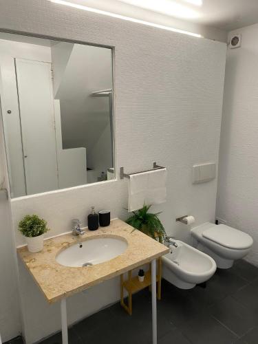 Spacious Apt Steps from Bica Elevator for Families & Friends