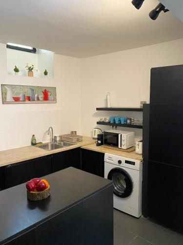Spacious Apt Steps from Bica Elevator for Families & Friends